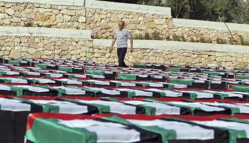 Protesto reslizado em Ramala, na Cisjordânia simula caixões das vítimas palestinas no confronto./ Foto: Agência EFE