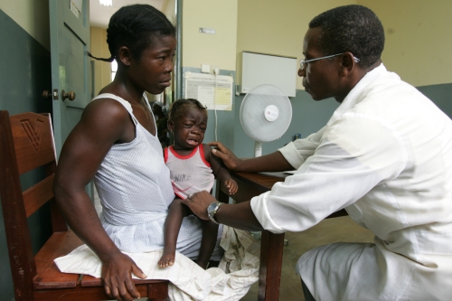 Profissionais estrangeiros ajudam na formação e manutenção do sistema de saúde em São Tomé e Príncipe./ Foto: Divulgação / IMVF