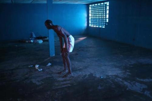Ibrahim Fambulle mal consegue manter-se em pé. Na foto podemos vê-lo tentando ir para uma sala diferente dentro do complexo./ Foto: Getty Images.